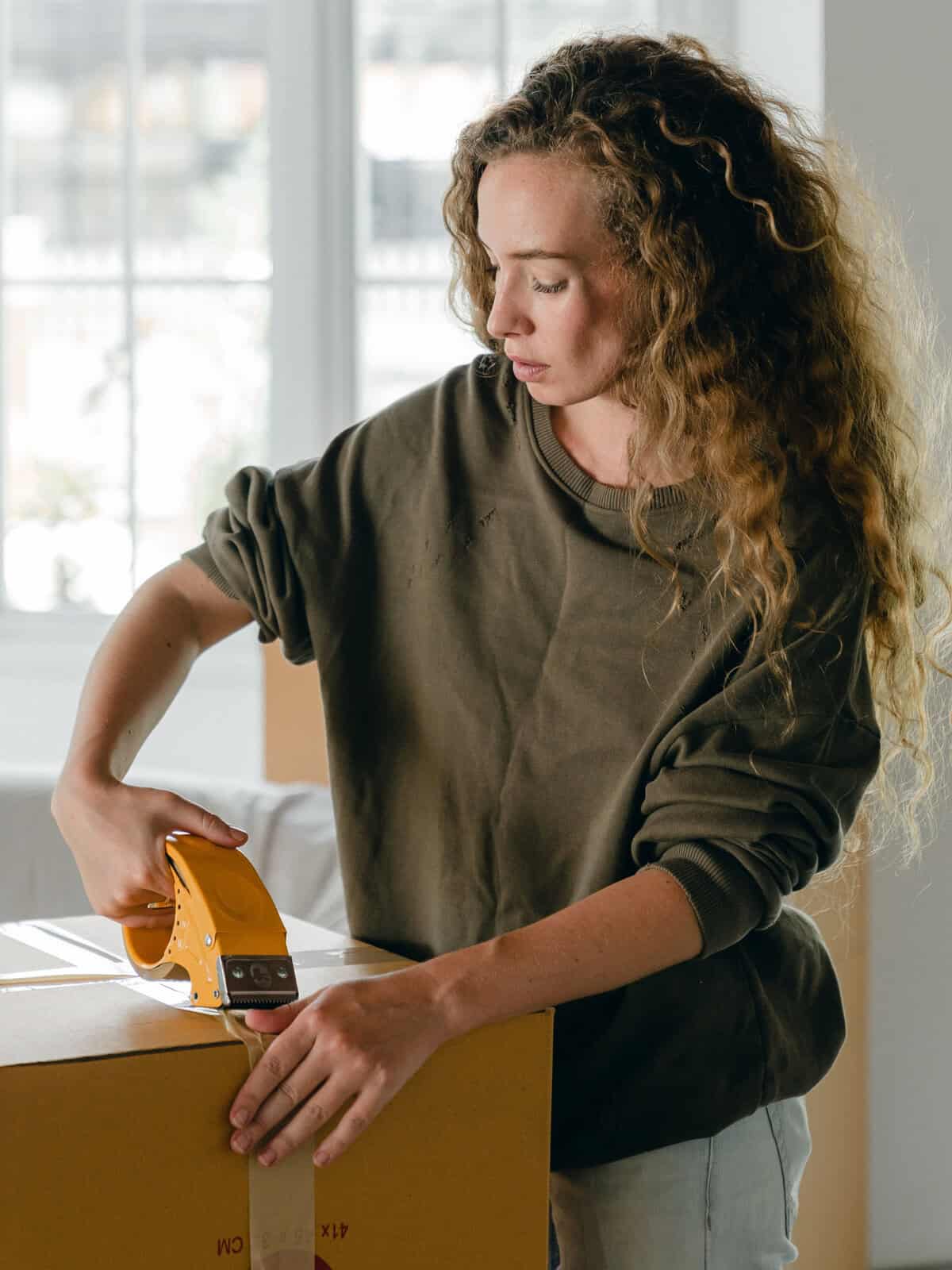 packing woman doing packing